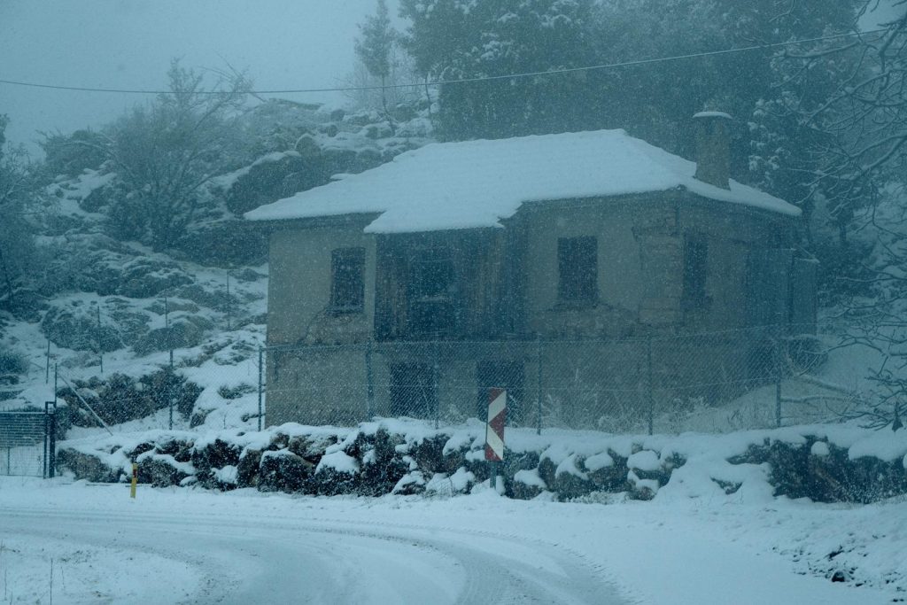 Haus im Schnee in Winterlandschaft