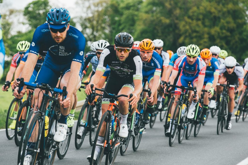 Gruppe von Radfahrern auf asphaltierter Straße