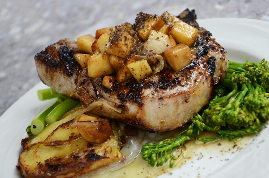 gegrilltes Steak mit Gemüse auf weißem Keramikteller